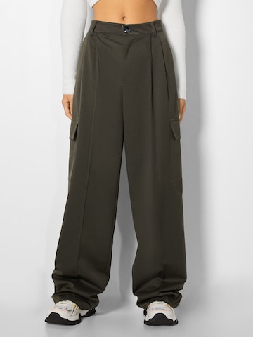 Bershka Wide leg Pleat-Front Pants in Green: front