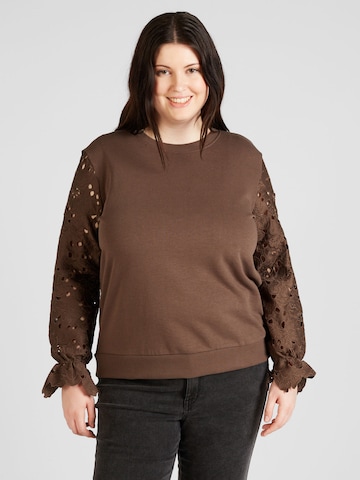 ONLY Carmakoma Sweatshirt 'WANTED' i brun: forside