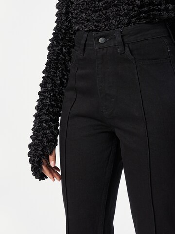 Trendyol Flared Jeans in Schwarz