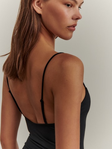 ABOUT YOU x Marie von Behrens Bustier Badeanzug 'Vanessa' in Schwarz