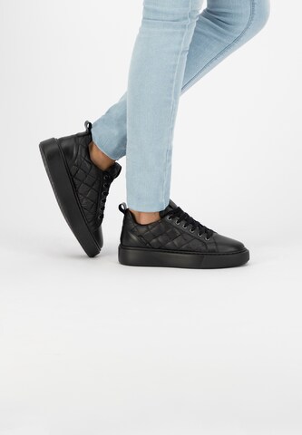 Mysa Sneakers laag 'Lanthe' in Zwart: voorkant