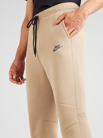 Nike Sportswear Zwężany krój Spodnie 'Tech Fleece' w kolorze beżowy