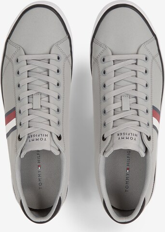 TOMMY HILFIGER Sneaker in Grau