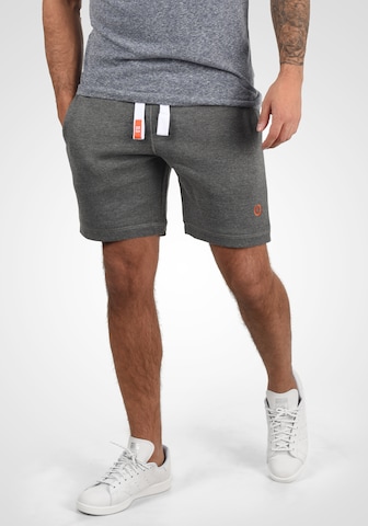 !Solid Regular Sweatshorts in Grau: predná strana