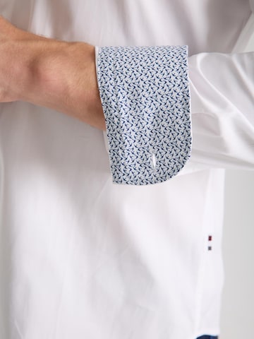 7Camicie - Ajuste estrecho Camisa de negocios 'Firenze Sport Poplin Stretch Man Shirt White' en blanco