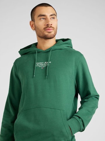 Tommy Jeans - Sweatshirt 'ESNTL' em verde