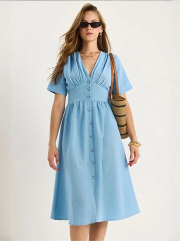 Bianco Lucci - Vestidos camiseiros em azul: frente