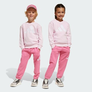ADIDAS SPORTSWEAR Strój treningowy 'Essentials' w kolorze różowy: przód