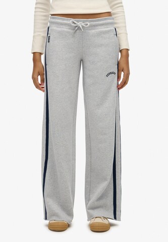 Superdry Wide leg Broek 'Athletic Essentials' in Grijs: voorkant