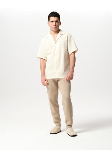 ABOUT YOU x Jaime Lorente - Regular Fit Camisa 'Nico' em branco
