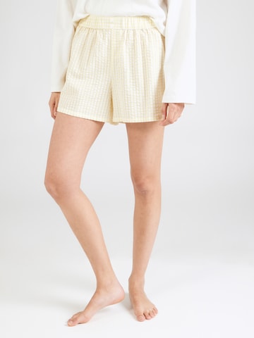 Pantaloni de pijama 'Seersucker' de la Hunkemöller pe galben: față