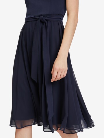 Robe de cocktail Vera Mont en bleu