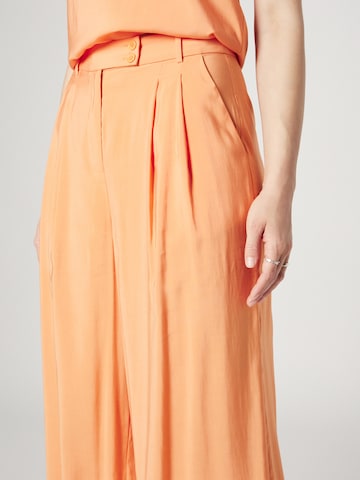 Guido Maria Kretschmer Women - Pierna ancha Pantalón plisado 'Jule' en naranja