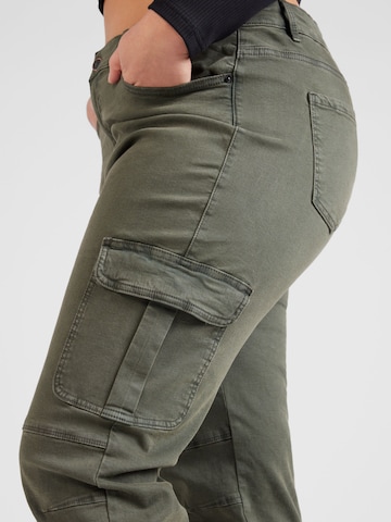 Tapered Jeans cargo 'MISSOURI' di ONLY Carmakoma in verde