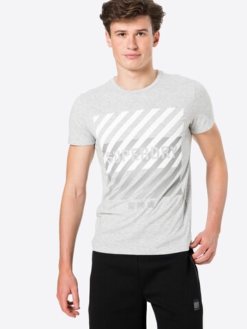 Superdry Regular Fit Sportshirt in Grau: predná strana