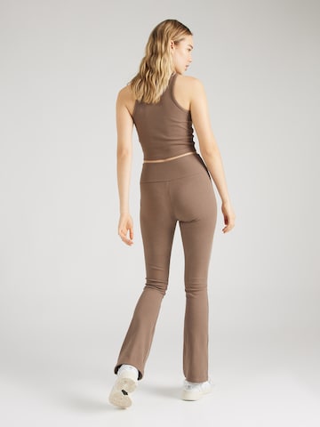 ADIDAS ORIGINALS Rozkloszowany krój Spodnie 'Essentials' w kolorze brązowy