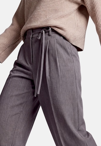 regular Pantaloni con pieghe di zero in grigio