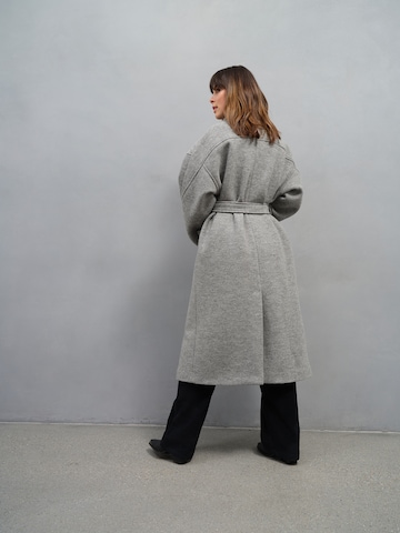 A LOT LESS Between-Seasons Coat 'Laila' in Grey