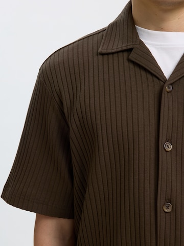 SELECTED Comfort Fit Skjorte 'SLMSIMON' i brun