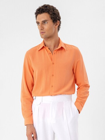 Coupe regular Chemise Antioch en orange : devant