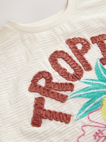 Tricou de la Next pe bej