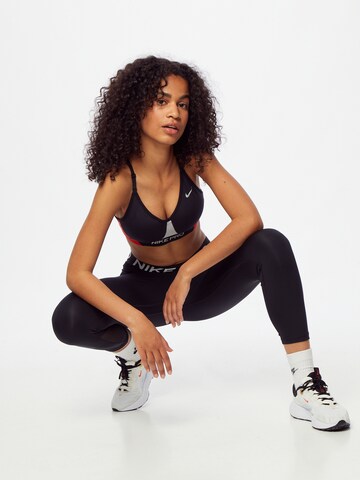 Skinny Pantaloni sport de la NIKE pe negru