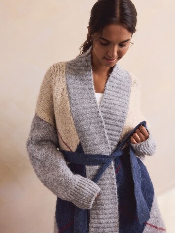 Next Плетено манто в синьо