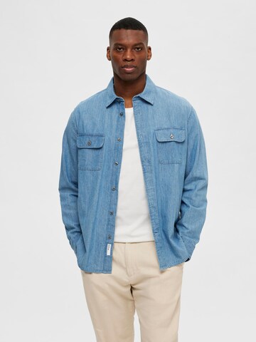 Coupe regular Chemise 'KIT' SELECTED HOMME en bleu : devant