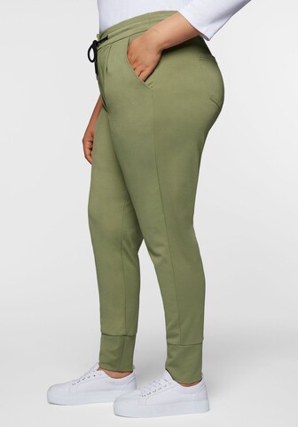 SHEEGO - Slimfit Pantalón plisado en verde