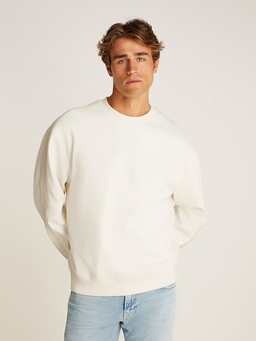Sweat-shirt Calvin Klein Jeans en blanc : devant