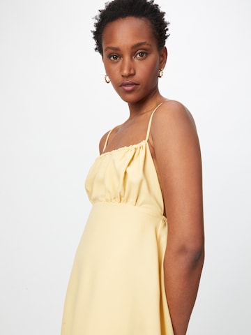 Missguided - Vestido en amarillo