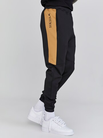 Tapered Pantaloni sportivi di SikSilk in nero