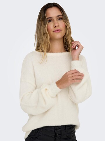 ONLY Пуловер 'PIUMO' в бяло
