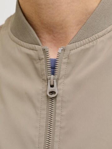 JJ Rebel Välikausitakki 'JREBLANE' värissä beige