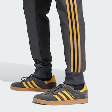 Effilé Pantalon 'Manchester United Terrace Icons' ADIDAS ORIGINALS en noir