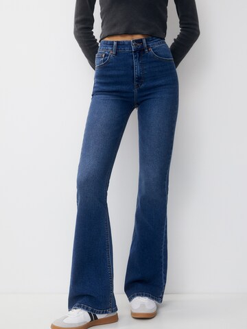 Pull&Bear Flared Jeans in Blauw: voorkant