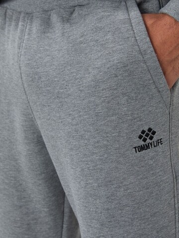 Tommy Life Joggingpak 'Aktive Sets' in Grijs