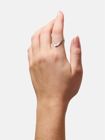 Bague 'V' Jane Kønig en argent : devant