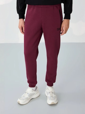 Tommy Life Tapered Sports trousers 'Jogginghose' in Red