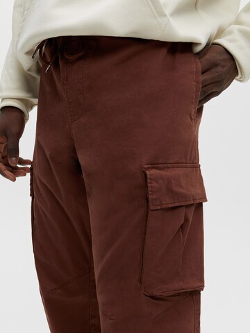Pull&BearTapered Cargo hlače - smeđa boja