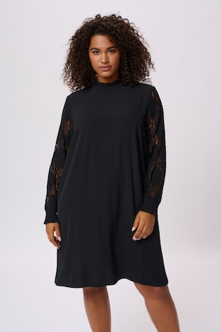 KAFFE CURVE Kjole 'Masha' i sort: forside