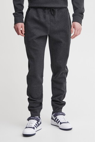 !Solid Tapered Broek 'Quinn' in Grijs: voorkant