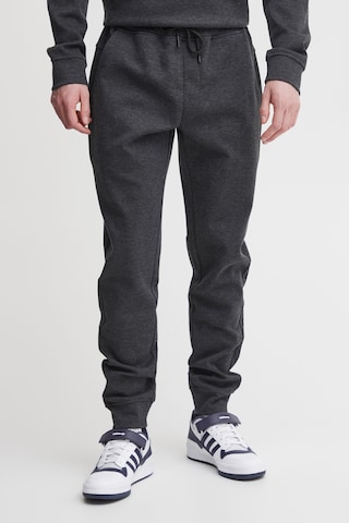 !Solid Tapered Pants 'Quinn' in Grey: front
