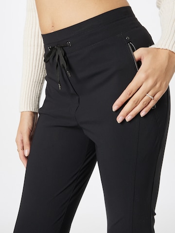 Slimfit Pantaloni de la Marc Cain pe negru