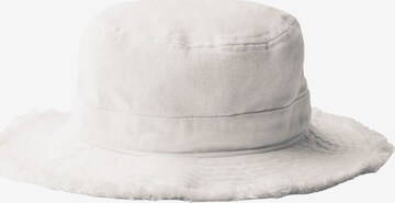 Bershka Hat in White: front