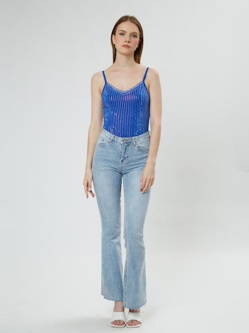 Influencer Flared Jeans in Blau