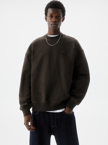 Pull&Bear Sweatshirt in Bruin: voorkant