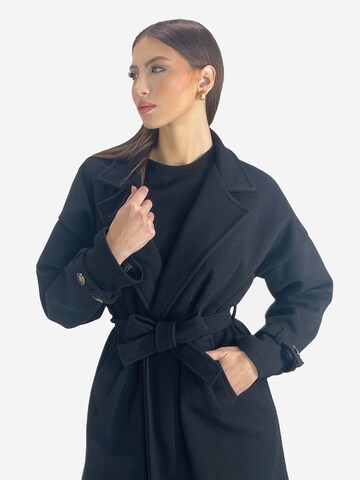 Elara Tussenmantel in Zwart