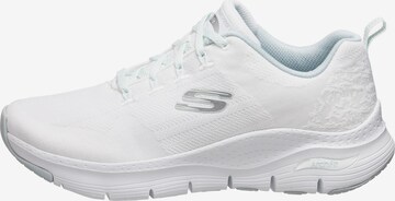 Baskets basses SKECHERS en blanc