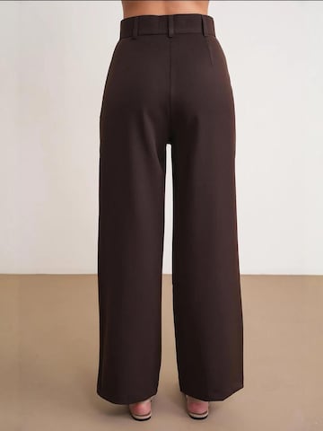 Wide leg Pantaloni con pieghe di MixRay in marrone